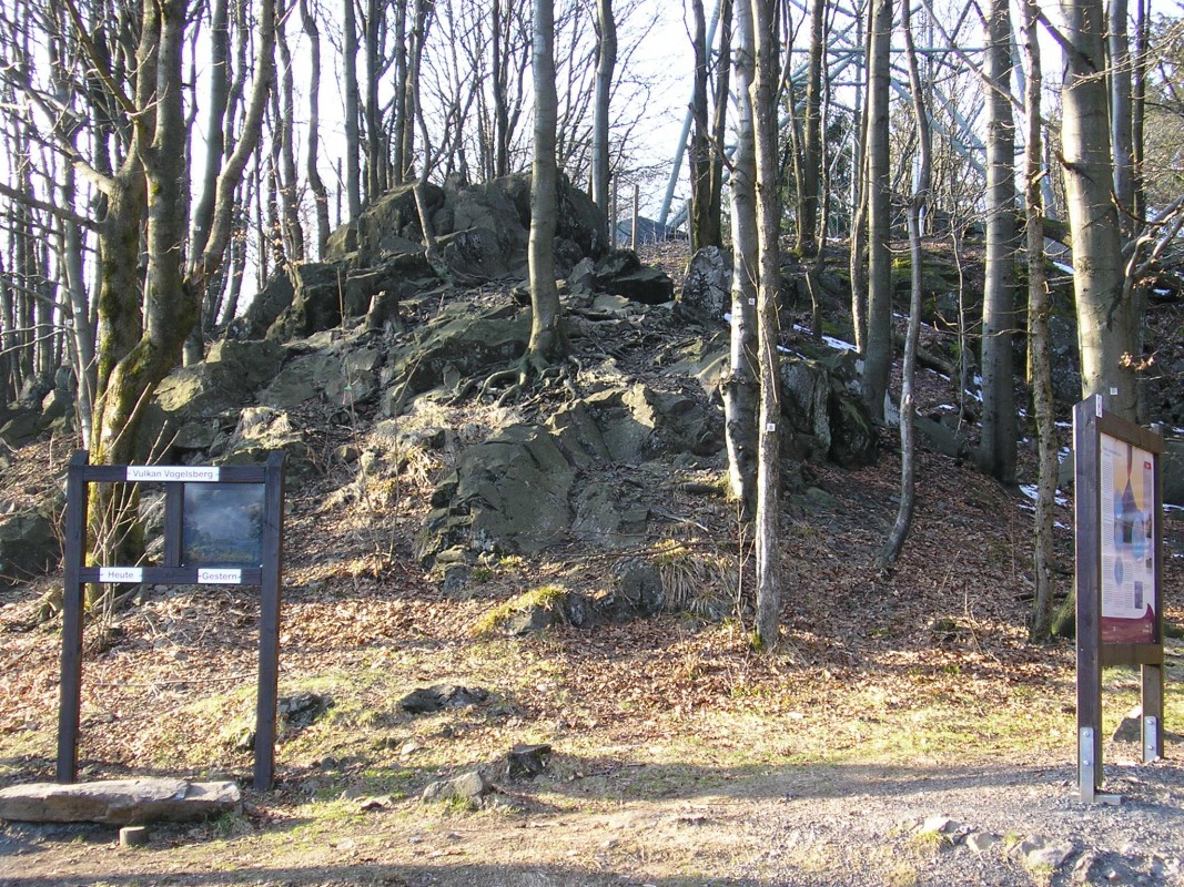 Hoherodskopfgipfel: ein Geotop im Natupark Vulkanregion Vogelstein in Hessen